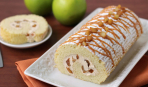 Десерт дня: творожный рулет с ванильным кремом и яблоками