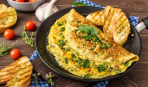 Воскресный завтрак по-итальянски: омлет со шпинатом и сыром