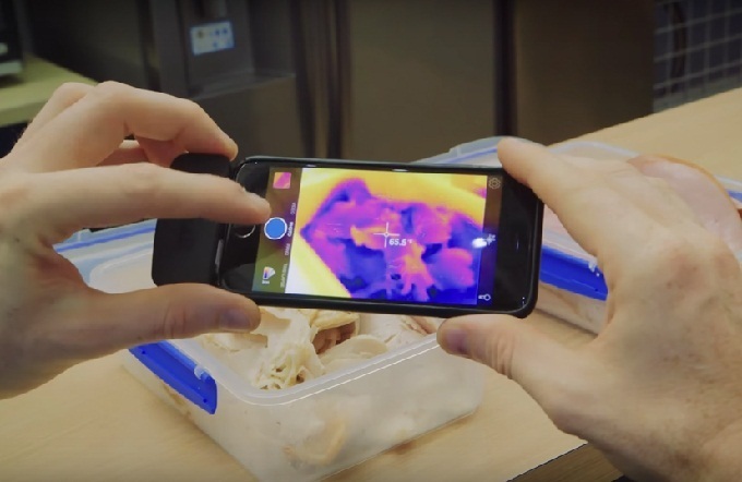 Появилось устройство для смартфона, которое определяет температуру еды