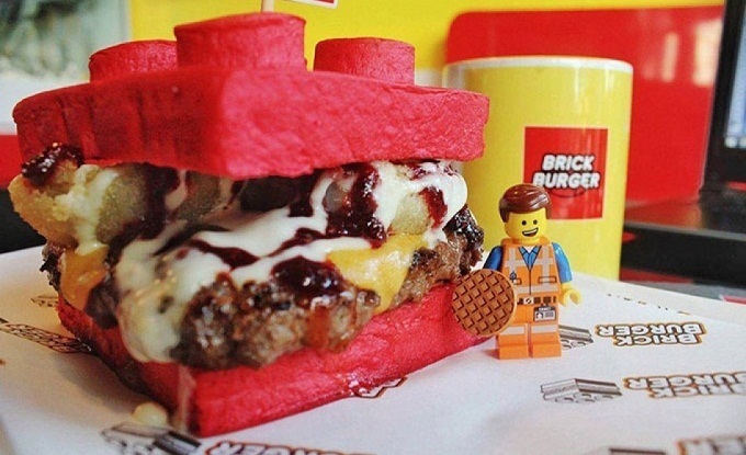 Филиппинский фаст-фуд готовит бургеры в виде Лего
