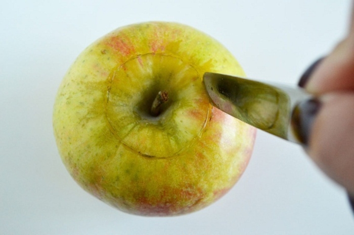 Вырежьте верхушку яблока и удалите мякоть