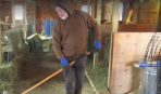 50-летней фермер покорил Интернет, благодаря боли в спине (видео)