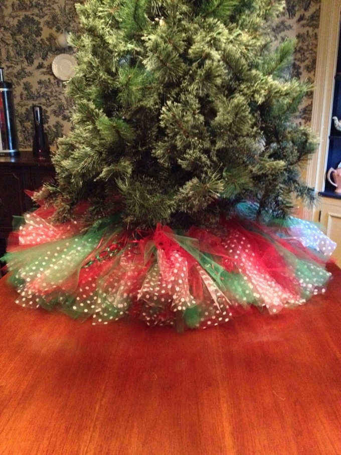 Новогодние приготовления: «юбка» для елки (видео)