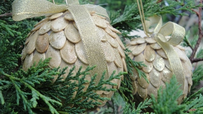 Новогодний декор из тыквенных семечек (фото)