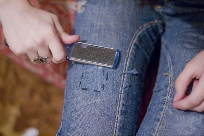 Стильные дырки на джинсах в домашних условиях