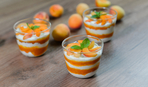 Творожный десерт с персиками