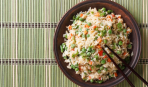 Быстрый ужин: жареный рис с овощами и яйцом
