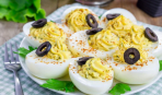 Фаршированные яйца с маслинами