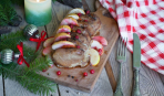 Блюда на Новый год: запеченная свинина с яблоками и клюквой