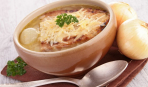 Луковый суп с гренками и сыром