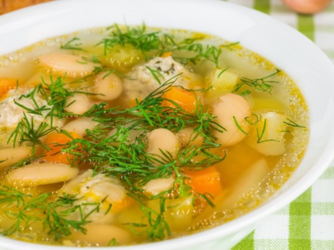 Томатный суп с фрикадельками и фасолью