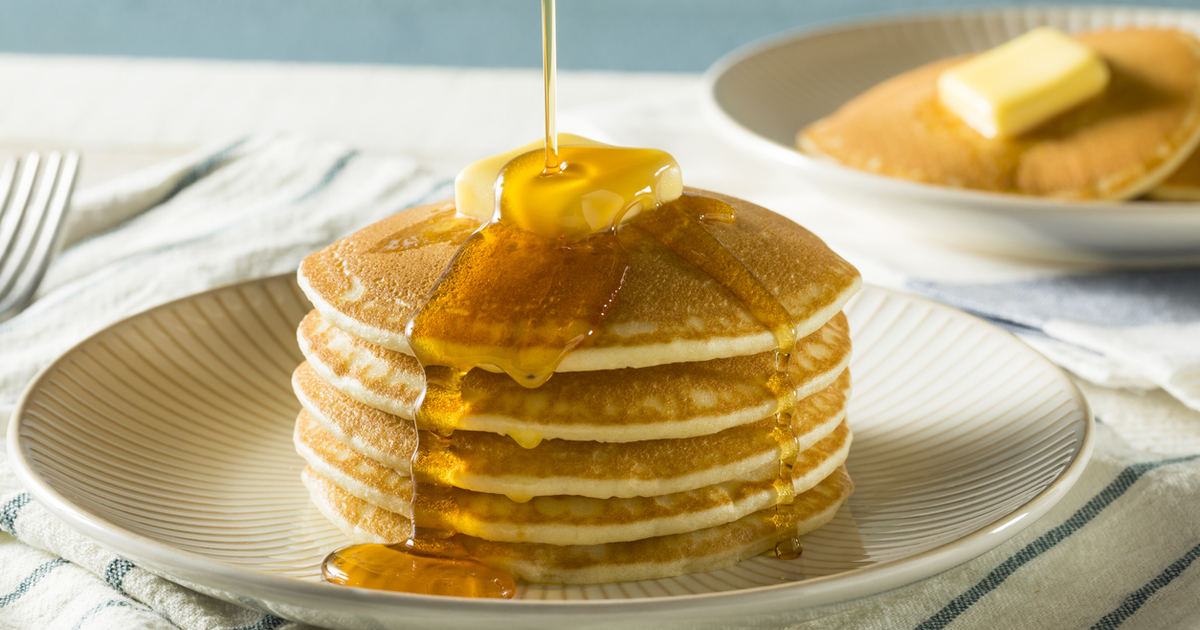 Рецепт приготовления панкейков с медом и маслом: легкий и вкусный завтрак