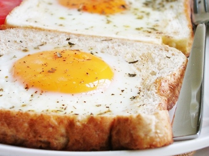 Видео как приготовить вкусный завтрак. Яичница в хлебе. Яичница для завтрака. Яичница с хлебом на сковороде. Омлет на завтрак.