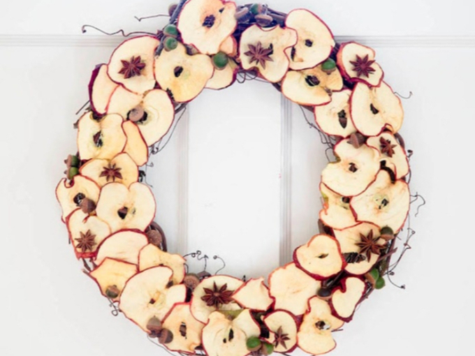 Идеальное украшение для новогоднего стола: венок из яблок и корицы