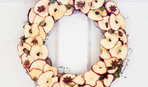 Украшение на новогодний стол: венок из яблок и корицы
