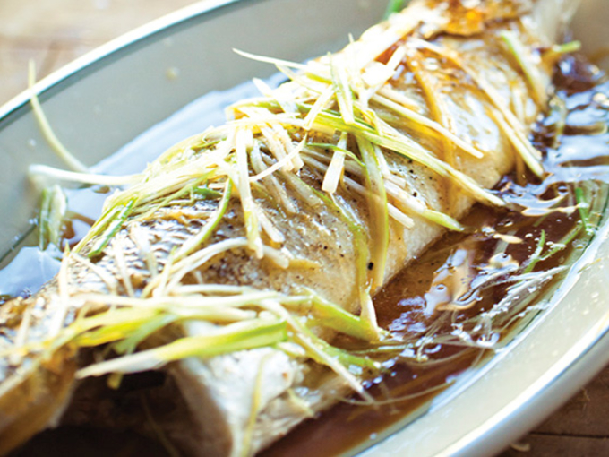 Запеченная рыба с имбирем и зеленым луком: вкусный и полезный рецепт