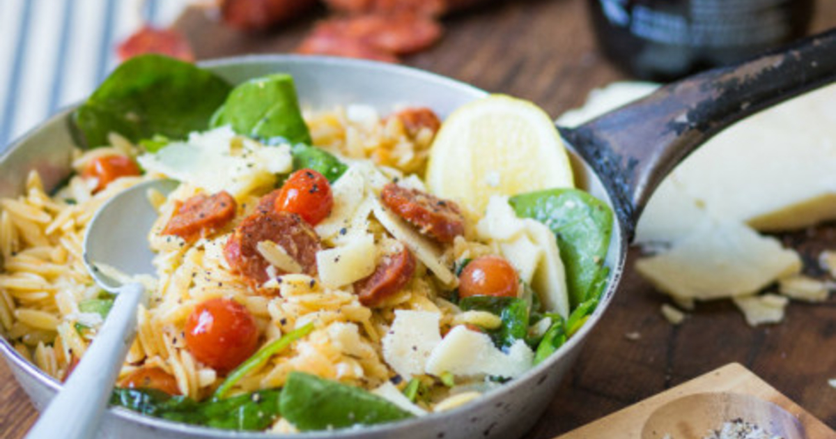 Рецепт теплого салата с колбасками чоризо и шпинатом для всей семьи