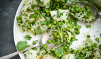 Вегетарианское блюдо: салат с горошком «Зеленый бум»