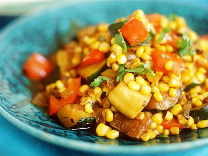 Ингредиенты, необходимые для приготовления теплого салата с кукурузой и кабачками: