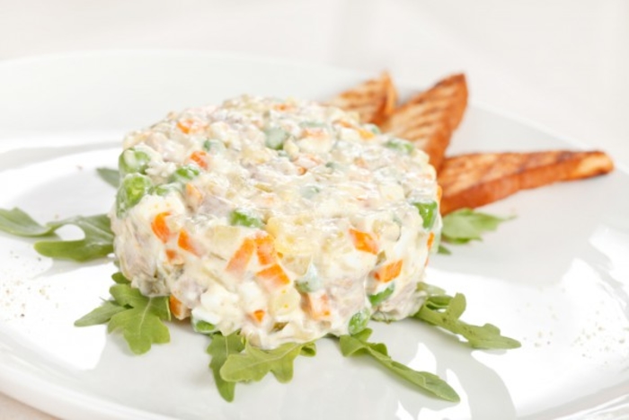 ТОП-5 рецептов праздничных диетических салатов: вкусные и полезные блюда