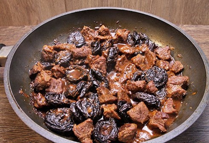 Мясо с черносливом тушеное рецепт с фото