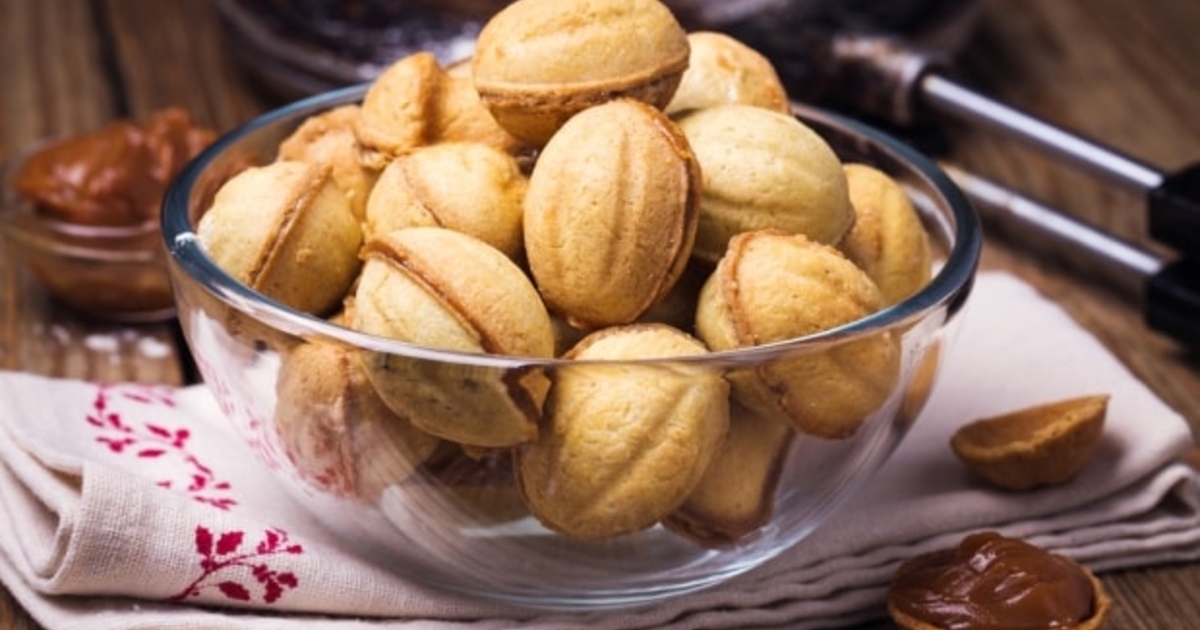 Печенье орешки с вареной сгущенкой. Печенье орешки. Орешки со сгущенкой. Печенье со сгущенкой и орехами.
