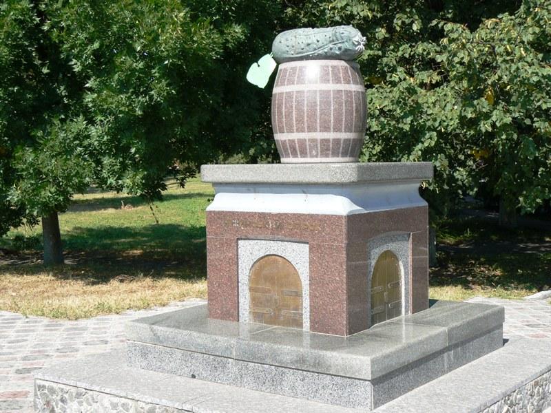 Памятник нежинскому огурцу