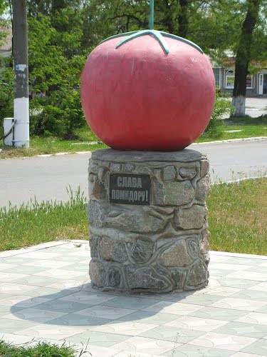 Памятник помидору