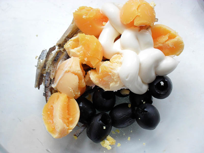 Рецепт 1: Яйца на ложке с оливками и анчоусами