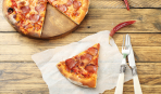 Пицца с салями и сыром: простой домашний рецепт