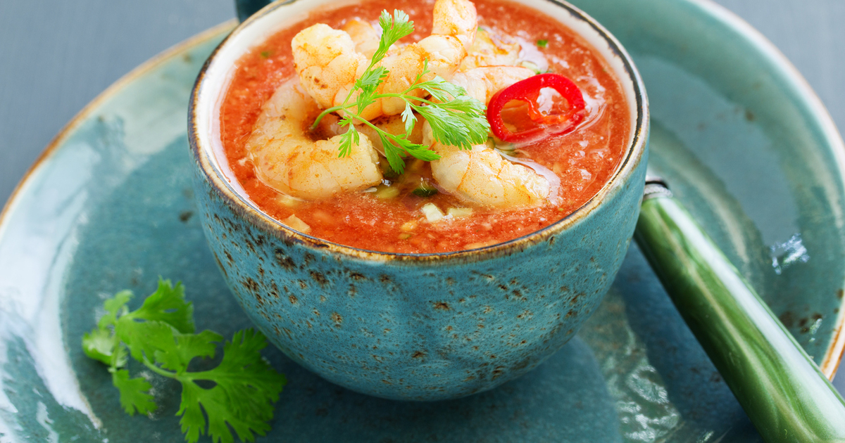 Рецепт гаспачо с креветками: приготовьте освежающий суп с морепродуктами.