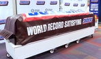 Гігантський шоколадний батончик вагою понад 2 тонни потрапив в Книгу рекордів Гіннеса