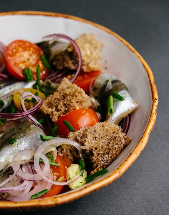 Фото: Baltic Premium Fish/ Салат «Панцанела» з маринованою салакою