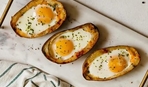 Яйца, запеченные в картошке, с гарниром из шпината