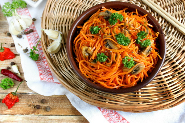 Информация о рецепте Салат с курицей, грибами и корейской морковью
