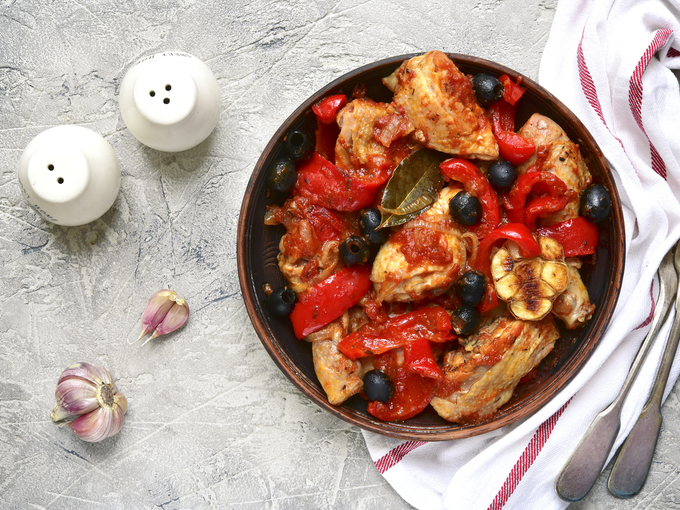 Рецепт ужина: запеченная курица с помидорами и маслинами по-гречески