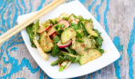 Блюдо дня: японский салат с редисом и огурцом