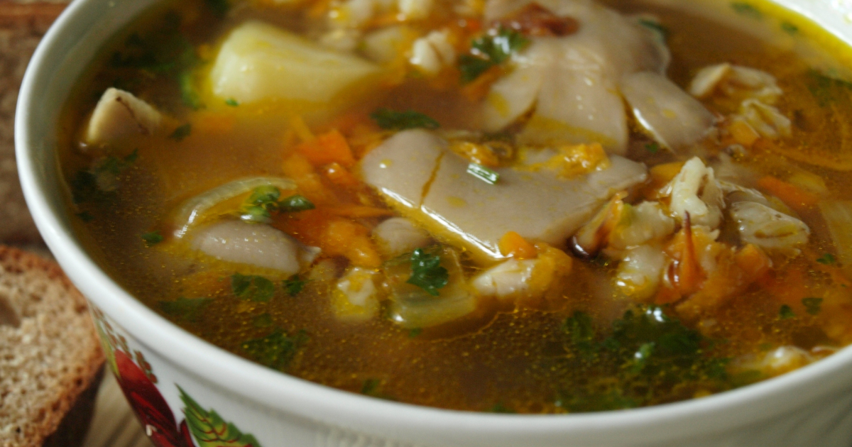 Суп с грибами рисом и картошкой. Грибной суп с вешенками. Суп грибной с вешенок. Губница грибной суп. Грибной суп вешенки.