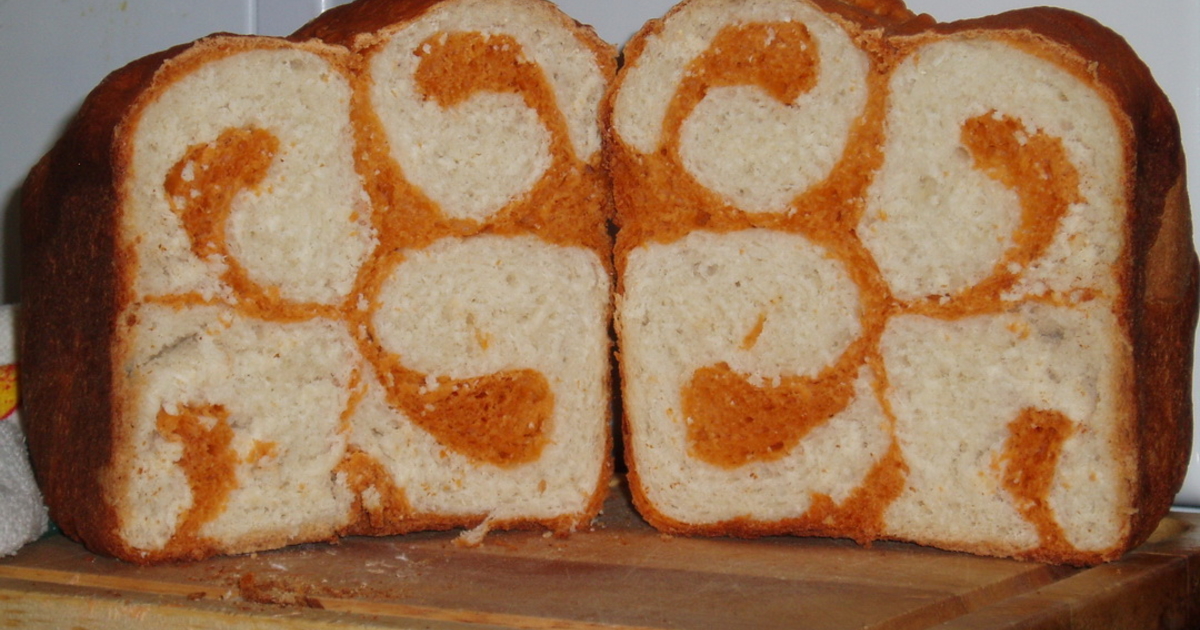 Хлеб рулет. Рулет хлеб. Хлеб с изюмом в хлебопечке. Рыжий хлеб. Рулет с повидлом в хлебопечке.