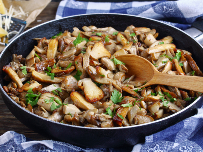 Вкусная идея для ужина: жареные грибы с грецкими орехами - Taste.ua