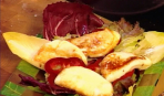 Жаренный сыр моцарелла с листьями салата с бальзамическим уксусом