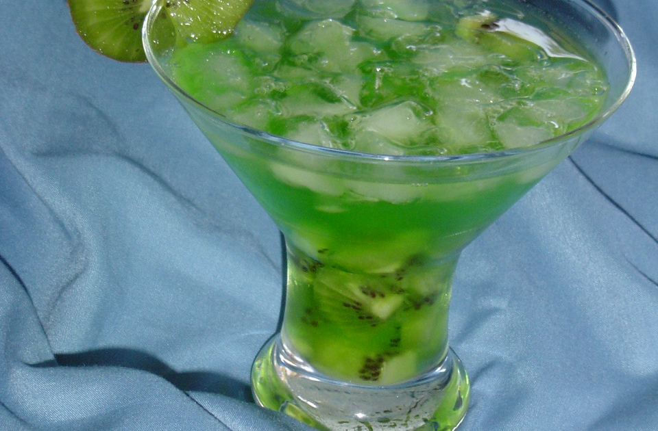 Киви лед. Коктейль зеленые огоньки. Зеленый коктейль алкогольный. Коктейль с киви алкогольный. Зеленый фрукт для коктейлей.
