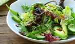 Салат из свежих и бланшированных овощей с зеленью