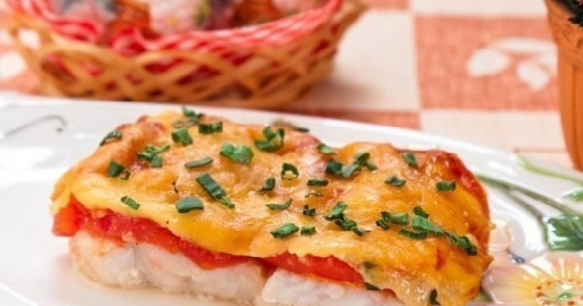 Рыба запеченная с помидорами и сыром. Кета под сыром. Треска запечённая с сыром и томатами. Рыба с помидорами и сыром. Рыба запеченная с помидорами.