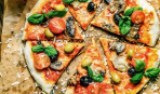 Вегетарианская пицца с грибами и помидорами
