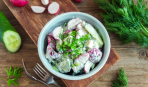 Нежный и вкусный: салат из редиса и лука-порея