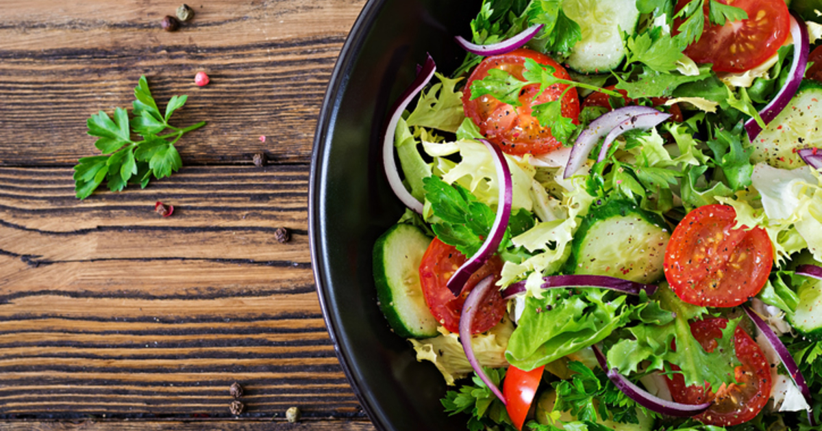 Рецепт: Салат из листьев салата, шпината, огурцов и томатов с маслинами