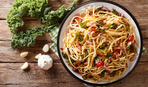 Идея для идеального обеда : спагетти с капустой, беконом и сыром