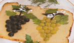 Грозди винограда из оливок и маслин