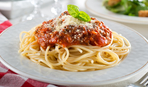 Спагетти с копчеными колбасками и томатным соусом